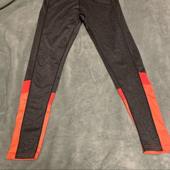 Size medium activewear leggings - Picture 3 of 4